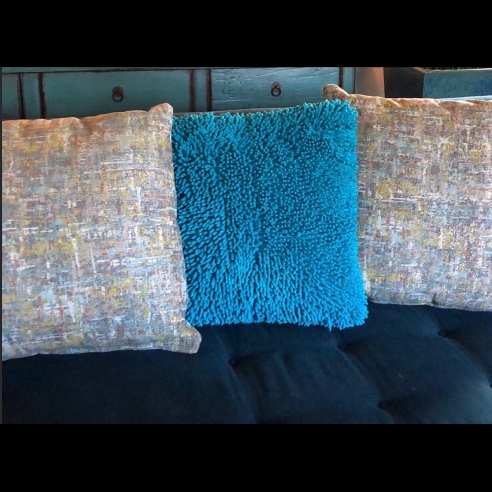 3 beautiful QUALITY w zipper Pillows❤️❤️❤️